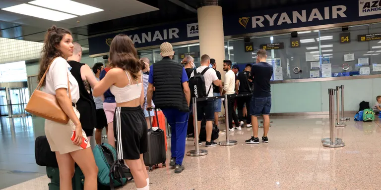 Primer dia de vagues amb 18 retards als aeroports