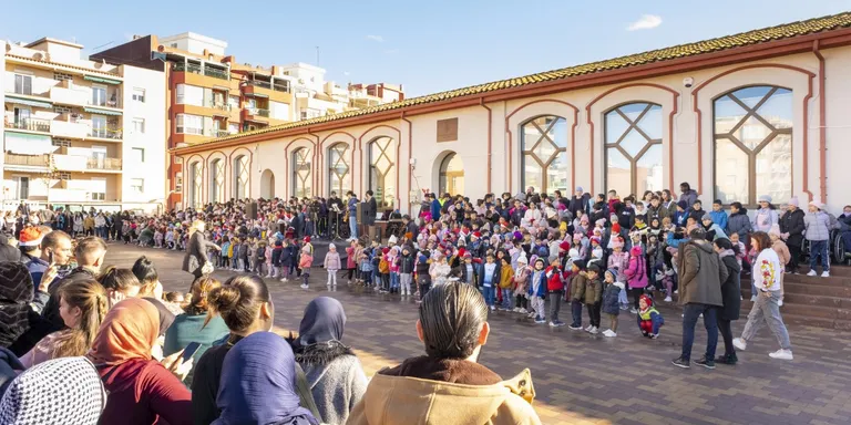 La cantada d'una nadala conjunta reuneix centenars d'infants de les escoles i l'Institut de Constantí