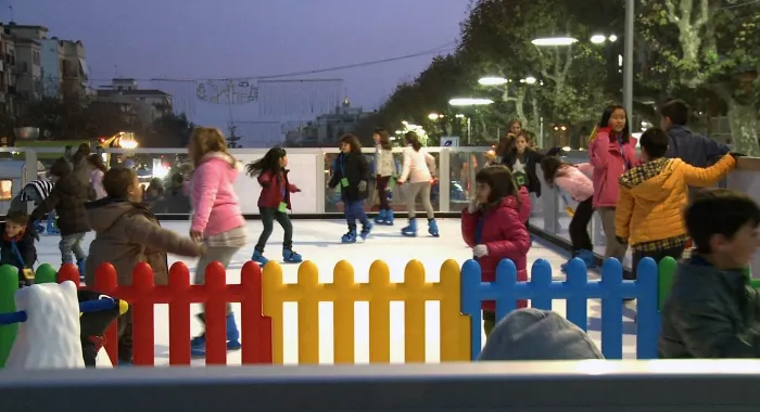 La pista de gel s'omple de gom a gom el primer cap de setmana de funcionament