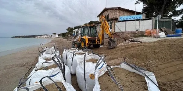 Col·loquen grans sacs de sorra als peus del restaurant Voramar d'Altafulla per sustentar provisionalment l'edifici
