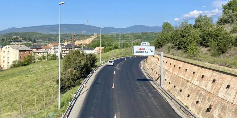 Treballs de millora del ferm a la carretera N-260 a la Seu d'Urgell