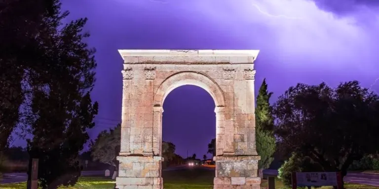 L’Arc de Berà continua sense enllumenat i l’Ajuntament reclama una actuació a la Generalitat