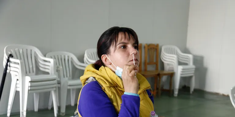 L'Rt baixa a 1,03 però el risc de rebrot puja a 48 (+1), amb 4 ingressats menys (325) i 1 crític menys a l'UCI (90)