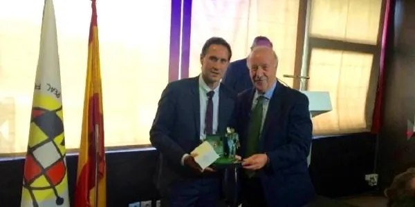 Vicente Moreno rep el Premi Ramón Cobo
