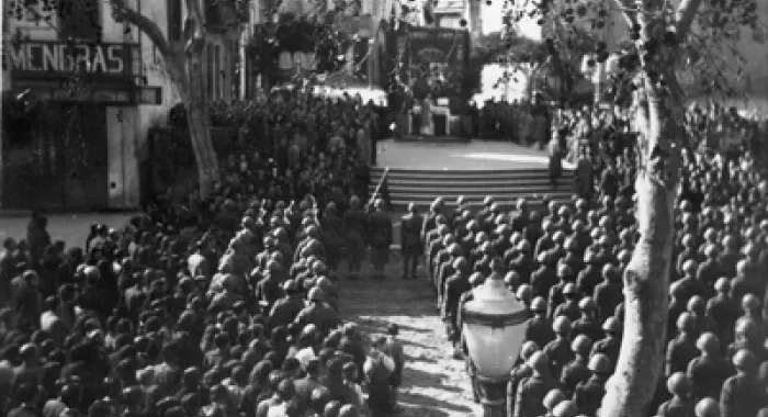 Entrada de les tropes franquistes a Arenys ( Foto: Jaume Codones, Arxiu Fidel Fita )