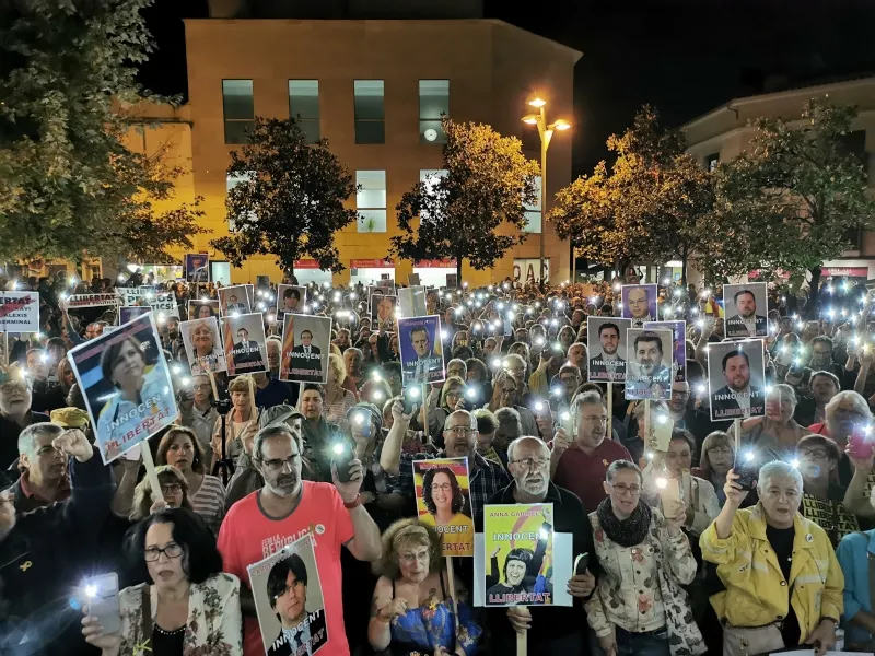Multitudinària protesta a Rubí contra la sentència del ‘procés’