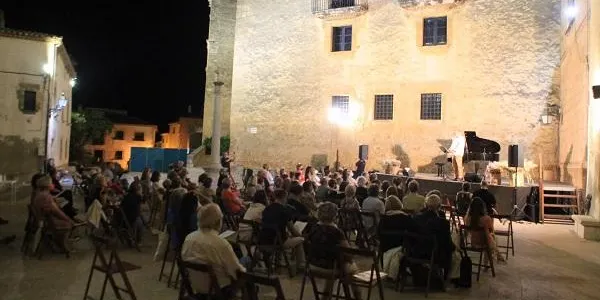 Més d’un centenar de persones gaudeixen de la XXIII Nit de Piano i Poemes d’Altafulla