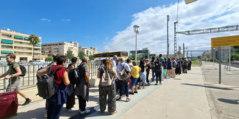 Matí de tensió i cues a l'estació de la Torre per un nou tall ferroviari per obres