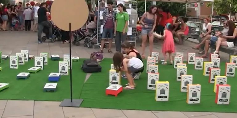 La Rambla del Ferrocarril s'omple d'infants en la 17a Fira del Joc i de l'Esport al Carrer