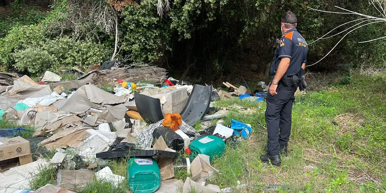Es detecten dos grans abocaments de runa i brutícia al Montpalau, en terme municipal de Pineda