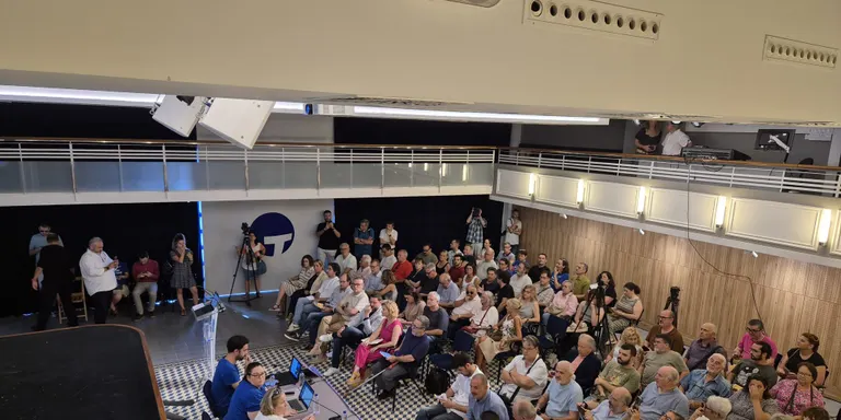 Valls dona suport a la plataforma Dignitat a les Vies