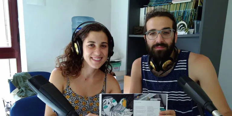 El grup 'Jo Jet i Maria Ribot' ofereixen un concert en un terrat d'un domicili d'Agramunt