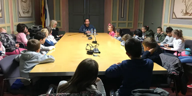 Els alumnes del Ventura Gassol posen a prova l'alcalde