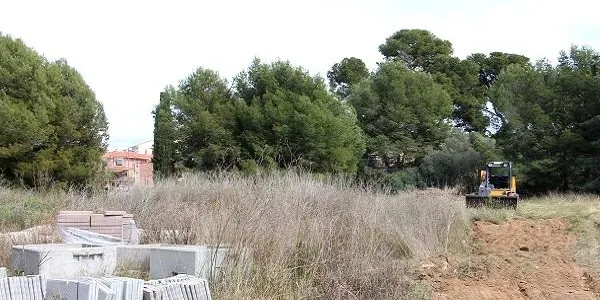 La Junta de Compensació de La Cabana d'Altafulla inicia la neteja i l'adequació del solar