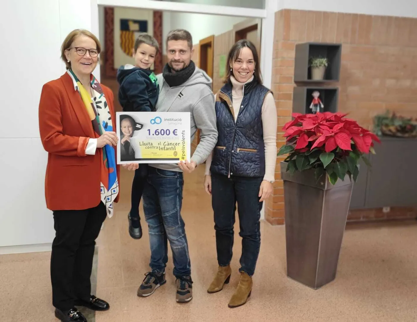 Cambrils pels Valents recapta 1.600 euros al Christmas Market de l’escola Aura de La Canonja