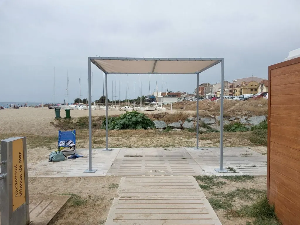 Les platges de Vilassar de Mar incorporen una nova zona d’ombra PMR