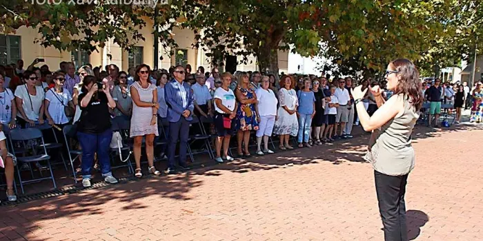 Més de 300 arenyencs assisteixen a l’ofrena floral a la Senyera com a acte institucional en motiu de la Diada