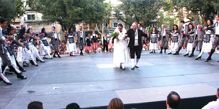 Tret de sortida als tallers per aprendre a ballar la Dansa d'Arenys