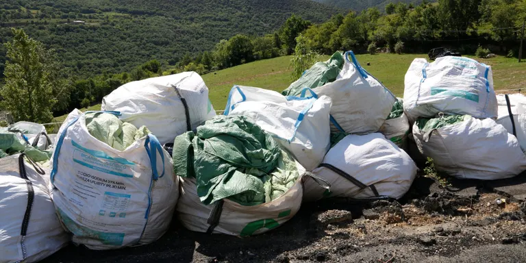 Els ramaders del Pirineu cerquen vies més sostenibles per embolicar les bales d'herba