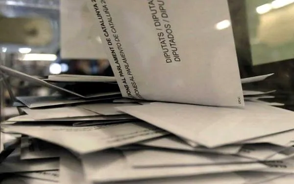 La campanya electoral del 21-D arrenca aquesta mitjanit amb la tradicional enganxada de cartells