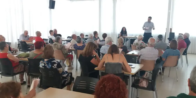 L'alcalde, Xavier Amor, presenta la Guia de Serveis i Ajudes a la Gent Gran