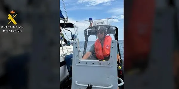 Un veler queda a la deriva davant Roda de Berà i és remolcat per la Guàrdia Civil