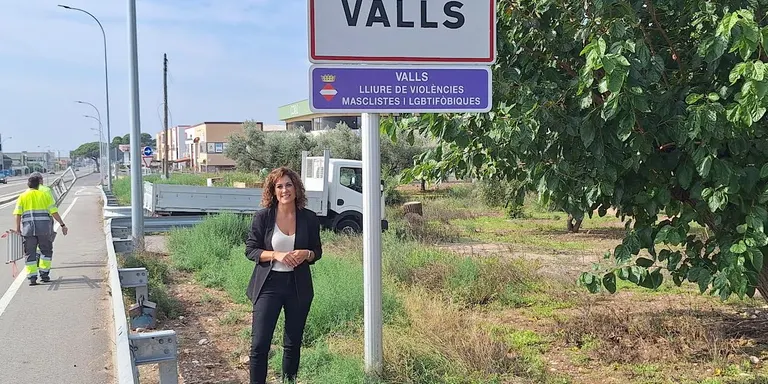 S’instal·len senyals a les entrades de la ciutat amb el lema “Valls, lliure de violències masclistes i lgbtibòfiques”