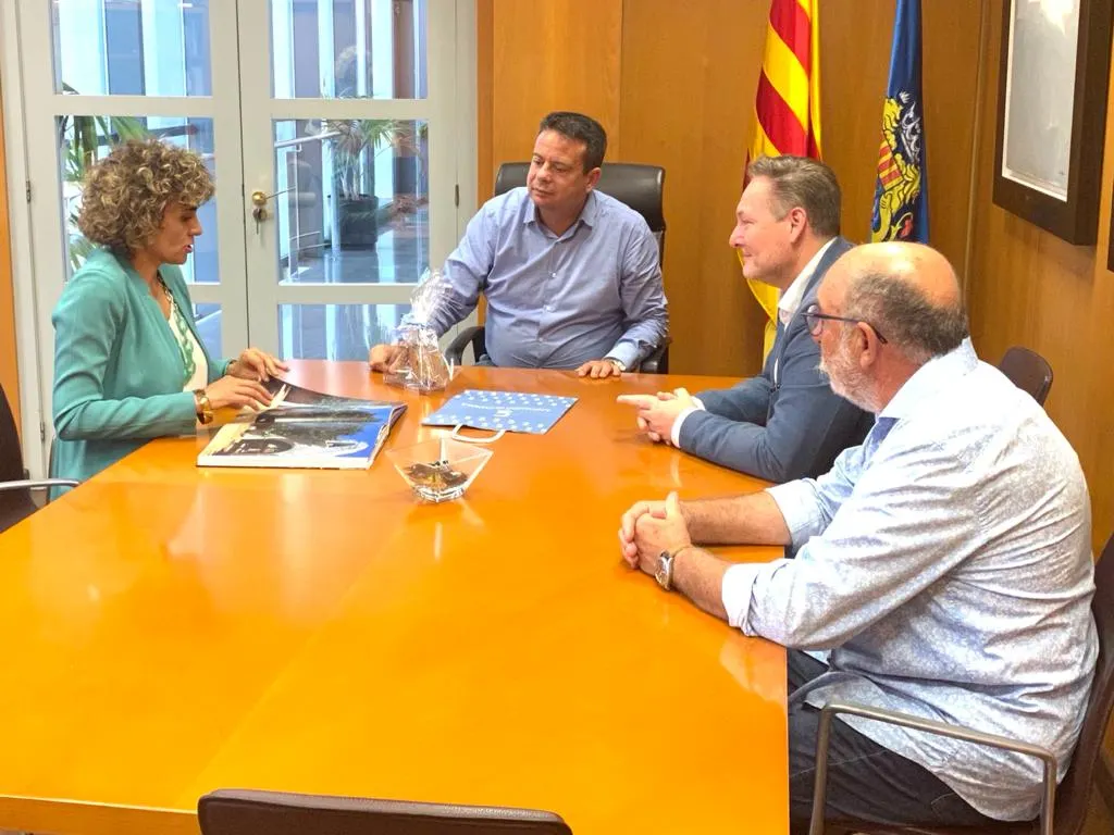 L’alcalde de Cambrils, Oliver Klein, es reuneix amb l’eurodiputada Dolors Montserrat a l’Ajuntament