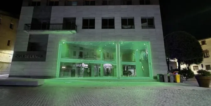 L’Ajuntament de Caldes s’il·lumina de verd pel Dia Mundial de l’Esclerosi Lateral Amiotròfica