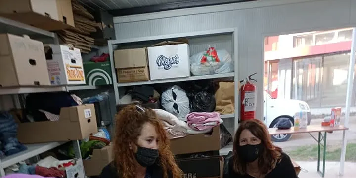 La solidaritat dels arenyencs ja ha omplert una furgoneta gran amb roba, aliments i material sanitari per a Ucraïna