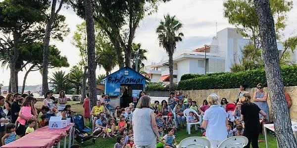 La Bibliomar d’Altafulla acomiada una nova temporada al parc de Voramar, marcada per l’increment d’usuaris