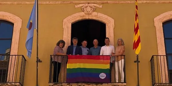 La bandera de l'arc de Sant Martí llueix al balcó de l'Ajuntament d'Altafulla en motiu del dia contra la LGBTIfòbia
