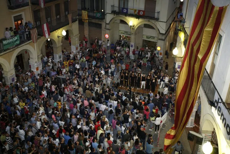 Valls celebra la Diada Nacional de Catalunya amb el cant dels Segadors i l’actuació castellera