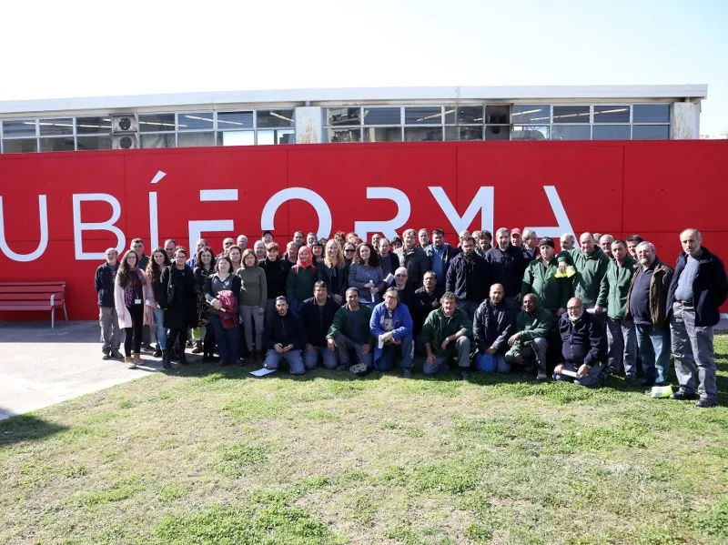 L’alcaldessa amb les 61 persones que es van contractar al febrer a través de Plans d’Ocupació (Foto