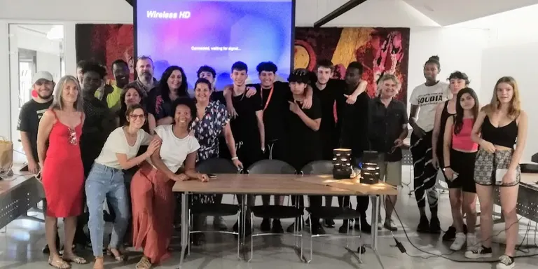 L'alumnat del PFI - PTT de vendes de Pineda crea una cooperativa que es dedica a la producció i comercialització de làmpades