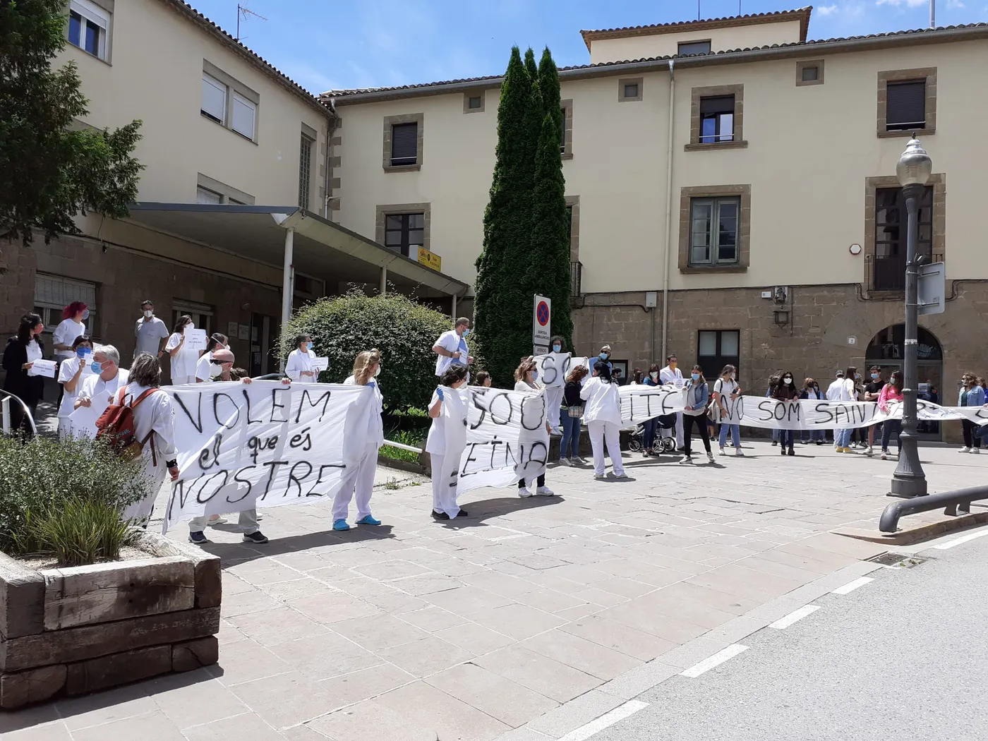 Diversos grups polítics donen suport a les reivindicacions salarials dels treballadors del Centre Sanitari i es comprometen a traslladar les seves peticions al Parlament