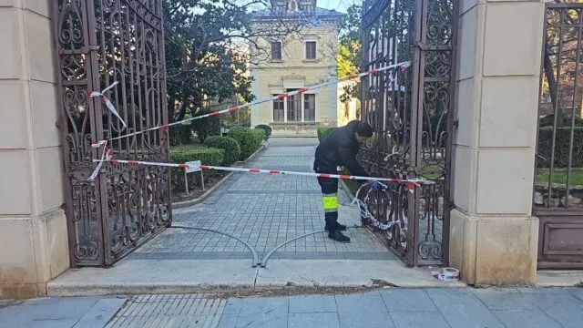 Les fortes ratxes de vent obliguen a tancar els parcs públics de la ciutat