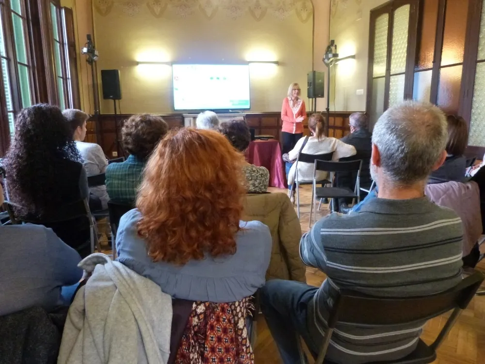 Una de les xerrades organitzades per Oncolliga a l'Ateneu / arxiu