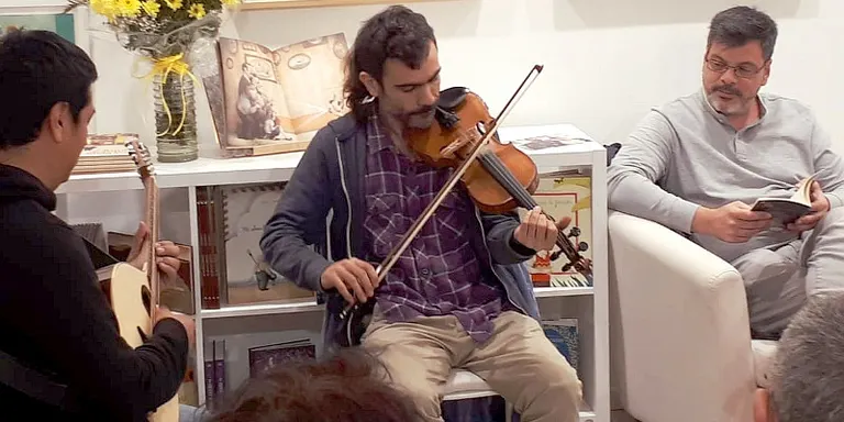 Raúl Velasco torna a la poesia amb el seu llibre més polític