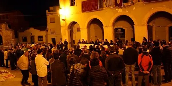 Més de 200 persones es concentren a la plaça del Pou d’Altafulla per exigir la “llibertat dels presos polítics”