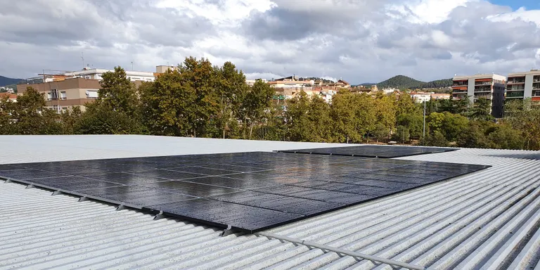 L'Ajuntament comença a instal·lar quatre estructures de plaques fotovoltàiques per donar cobertura a la Comunitat Energètica Local