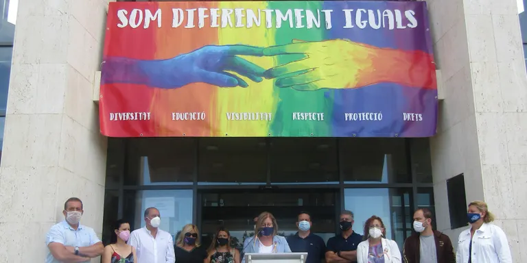 L’Ajuntament de Cambrils s’afegeix al Dia de l’Orgull LGBTI+ amb la lectura d’un manifest