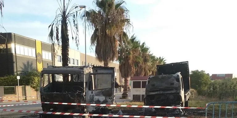 Cremats en dos incendis dos camions a Vilassar de Mar i quatre a Badalona