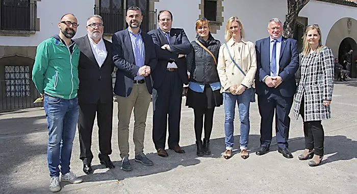 El Conseller Santi Vila amb l'equip de govern arenyenc i l'alcalde i regidora de l'Ajuntament de l'