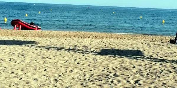 Altafulla habilita un canal de natació al mar