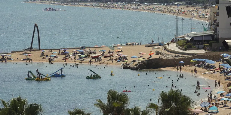 Blanes manté les banderes blaves de les platges de la ciutat