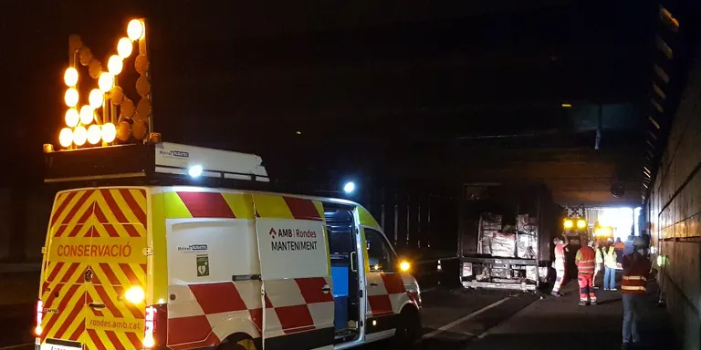 Reoberta tota la ronda de Dalt després d'un funcionament alterat de nou hores per l'incendi d'un camió