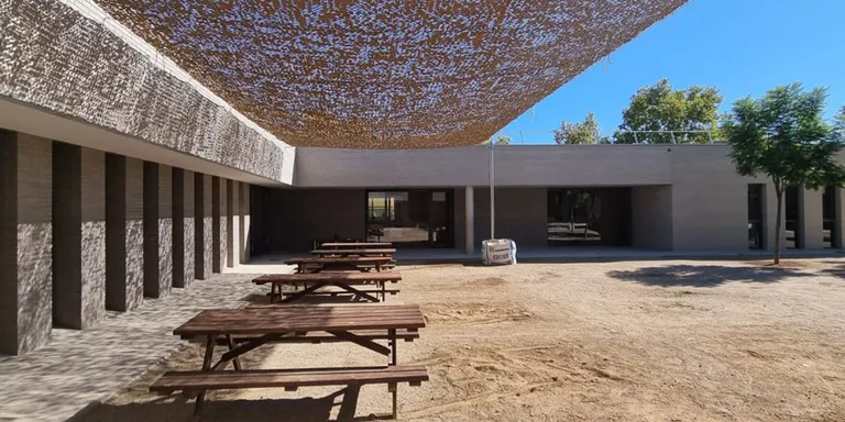 L'Ajuntament projecta una zona d'ombres al pati de l'escola Ventura Gassol