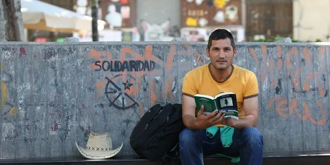 L'activista defensor dels 'sense sostre' Lagarder Danciu fa una xerrada a Pineda