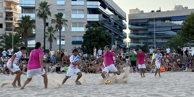 Recta final de l'Open nocturn de tennis i el Campionat de futbol platja